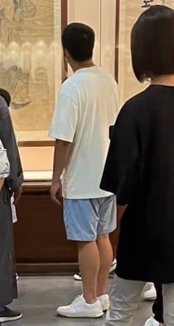 黃磊一家現身靈隱寺,16歲多多身高逼近父親,風格大變身材引吐槽