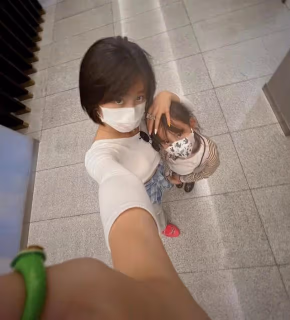 黃磊一家現身靈隱寺,16歲多多身高逼近父親,風格大變身材引吐槽