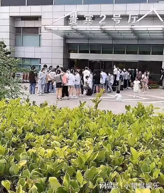 時隔三個多月,鄧倫帶助理罕見現身!彎腰點頭默默回應粉絲接機
