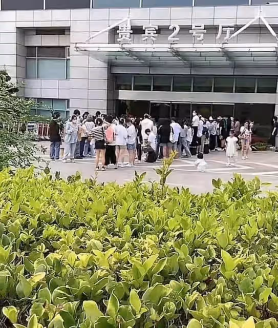 鄧倫帶助理罕見現身,彎腰點頭默默回應粉絲接機