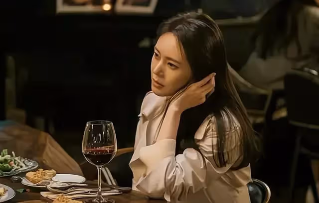 離婚後,我娶前妻閨蜜,婚禮上前妻發視頻祝福,看完視頻後我報警