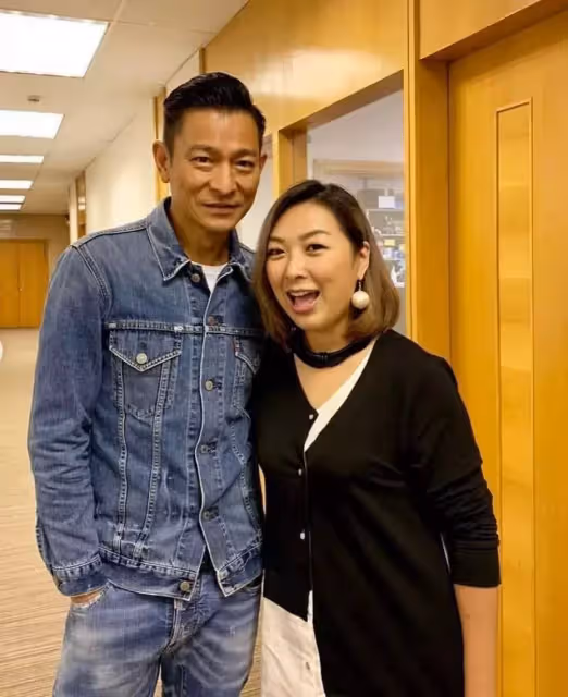 劉德華穿牛仔與女粉絲摟腰合影,精神氣十足帥氣爆棚,網友:天王親自掌鏡,太親切了