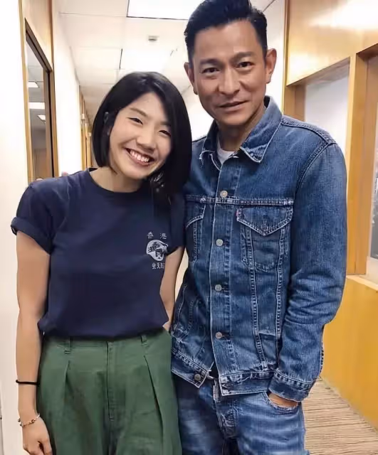 劉德華穿牛仔與女粉絲摟腰合影,精神氣十足帥氣爆棚,網友:天王親自掌鏡,太親切了