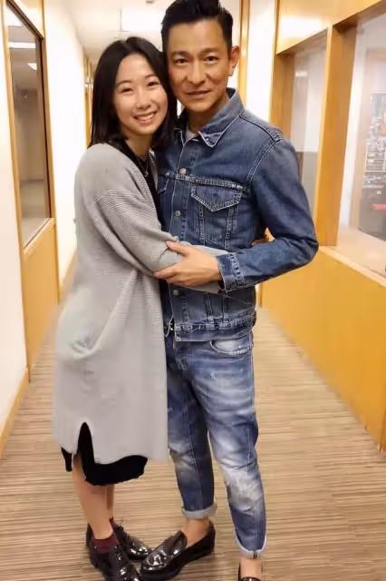 劉德華穿牛仔與女粉絲摟腰合影,精神氣十足帥氣爆棚,網友:天王親自掌鏡,太親切了