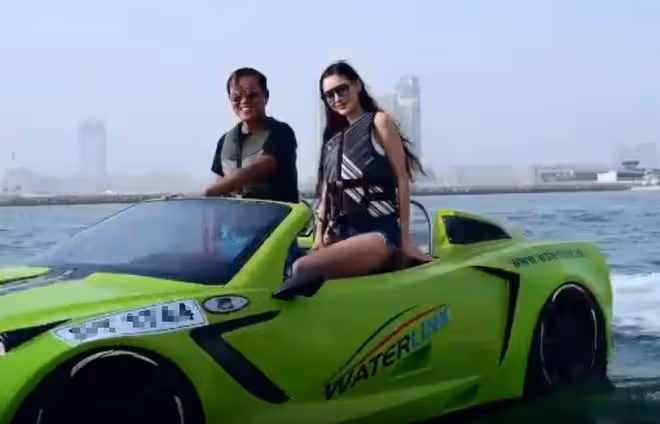 富豪洪永時開水上跑車出海！4婚妻子穿短褲秀身材，大長腿太吸睛