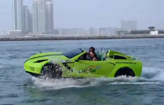 富豪洪永時開水上跑車出海！4婚妻子穿短褲秀身材，大長腿太吸睛