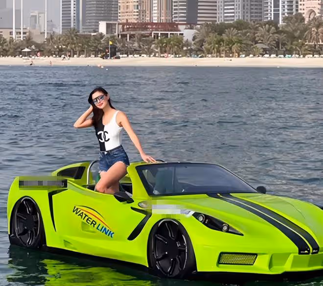 富豪洪永時開水上跑車出海！4婚妻子穿短褲秀身材，大長腿太吸睛