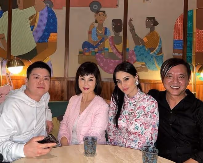 富豪洪永時開水上跑車出海！4婚妻子穿短褲秀身材，大長腿太吸睛
