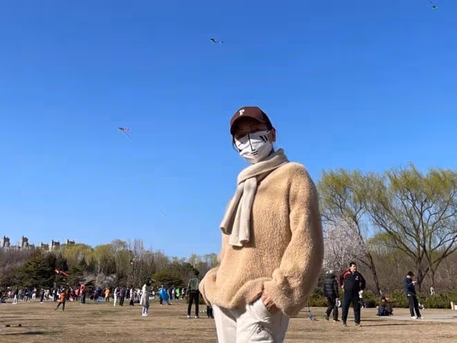 港星鄧萃雯將接老父到內地療養！56歲長居北京，喜歡當地四季分明