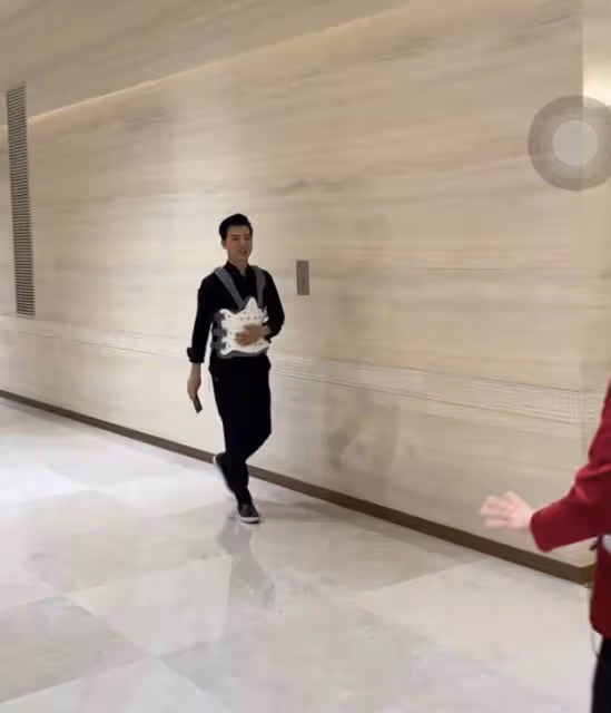 央視主持任魯豫復出！戴護具忍痛錄晚會，上月從舞台跌落傷到脊椎