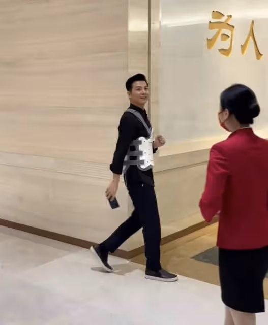 央視主持任魯豫復出！戴護具忍痛錄晚會，上月從舞台跌落傷到脊椎