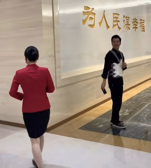 央視主持任魯豫復出！戴護具忍痛錄晚會，上月從舞台跌落傷到脊椎