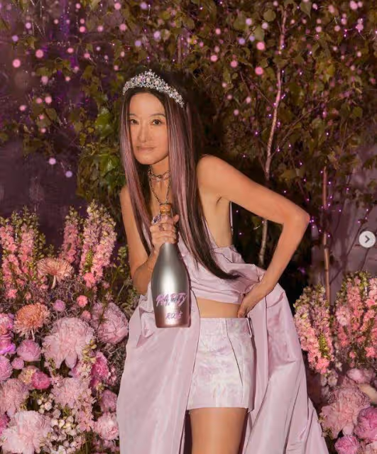 73歲王薇薇穿弔帶裙慶生，造型大膽長腿吸睛，狀態年輕似少女