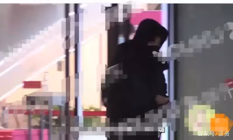 任嘉倫攜老婆逛商場,甜蜜聊天罕見同框,聶歡氣質顏值佳!