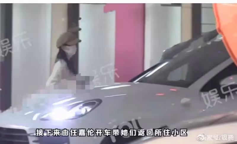 任嘉倫攜老婆逛商場,甜蜜聊天罕見同框,聶歡氣質顏值佳!