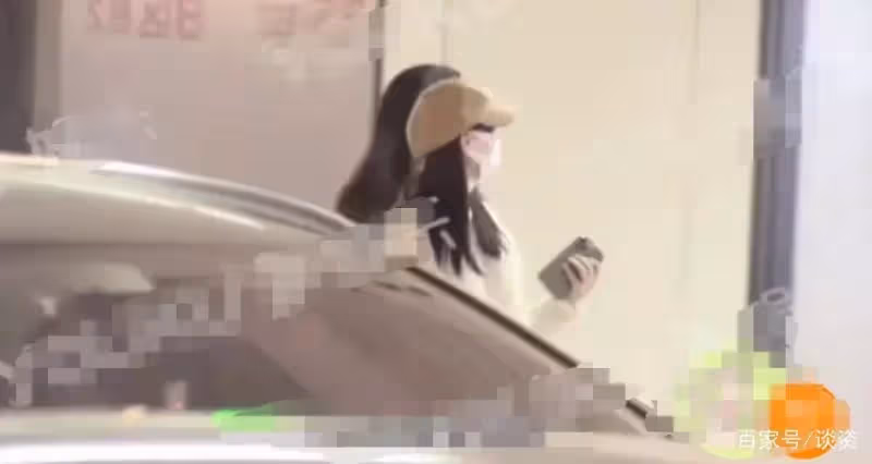 任嘉倫攜老婆逛商場,甜蜜聊天罕見同框,聶歡氣質顏值佳!