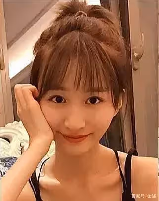 任嘉倫攜老婆逛商場,甜蜜聊天罕見同框,聶歡氣質顏值佳!