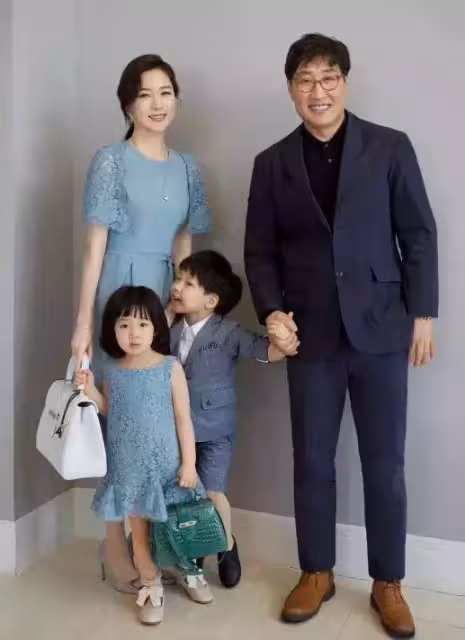 奪演藝圈老少配冠軍,李英愛嫁大20歲老公恩愛12年,70歲尪身價522億對愛妻卻溫柔寵溺