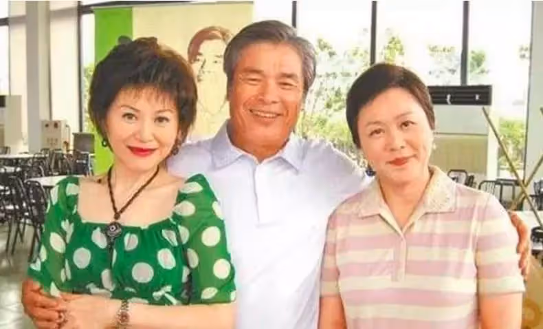 「台灣現代版韋小寶」金鐘視帝雷洪「1妻5妾收心了」浪子回頭,72歲「再娶小10歲妻」對方一舉動收服他:隔天就登記