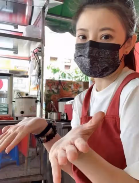 回台中幫爸媽賣麵線!《五燈獎》過20關,女星「收入銳減」決定不唱了,回鄉擺攤成活招牌,陪伴就是孝順