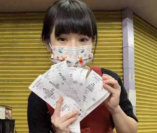 回台中幫爸媽賣麵線!《五燈獎》過20關,女星「收入銳減」決定不唱了,回鄉擺攤成活招牌,陪伴就是孝順