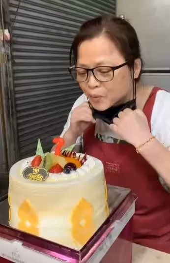 回台中幫爸媽賣麵線!《五燈獎》過20關,女星「收入銳減」決定不唱了,回鄉擺攤成活招牌,陪伴就是孝順