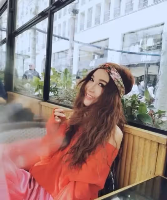 55歲溫碧霞未精修圖流出,粉色吊帶長裙少女風,但滿臉皺紋濃妝遮不住,遭網友狠批:別再扮少女了