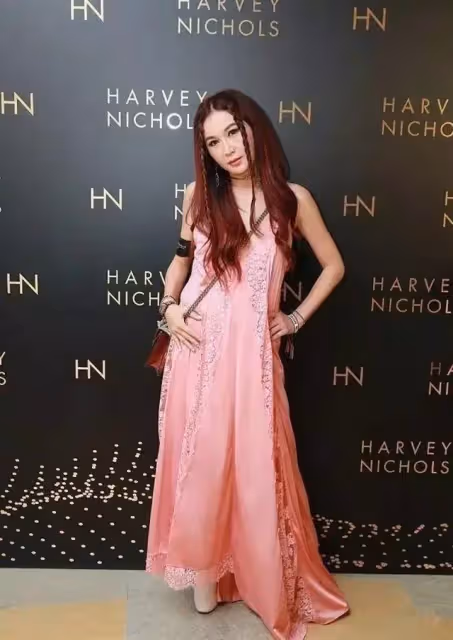 55歲溫碧霞未精修圖流出,粉色吊帶長裙少女風,但滿臉皺紋濃妝遮不住,遭網友狠批:別再扮少女了