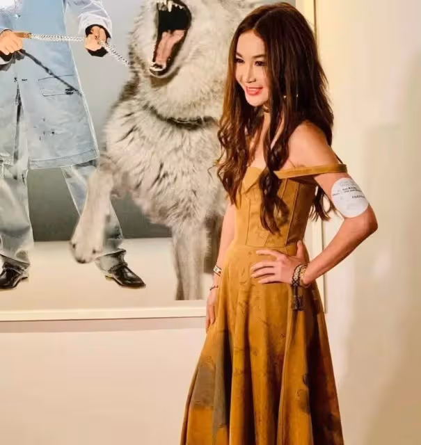 55歲溫碧霞未精修圖流出,粉色吊帶長裙少女風,但滿臉皺紋濃妝遮不住,遭網友狠批:別再扮少女了