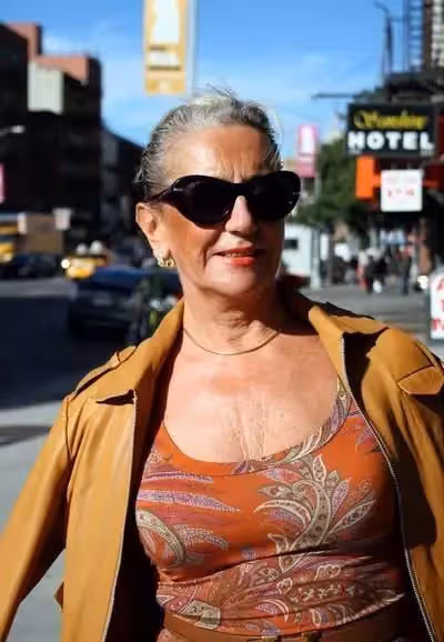 55歲溫碧霞未精修圖流出,粉色吊帶長裙少女風,但滿臉皺紋濃妝遮不住,遭網友狠批:別再扮少女了