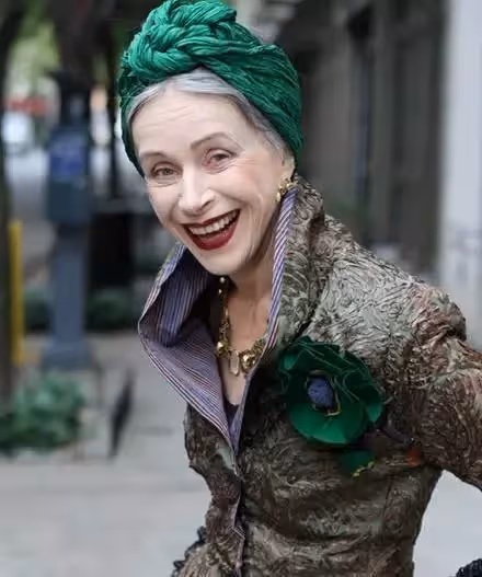 55歲溫碧霞未精修圖流出,粉色吊帶長裙少女風,但滿臉皺紋濃妝遮不住,遭網友狠批:別再扮少女了
