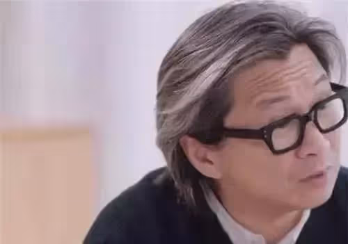55歲溫碧霞未精修圖流出,粉色吊帶長裙少女風,但滿臉皺紋濃妝遮不住,遭網友狠批:別再扮少女了