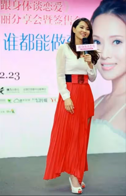 伊能靜近照曝光,一身玄色緊身連衣裙絕對是抗老界的「精英」,51歲硬是「嫩」成了30歲的既視感,網友:太美了