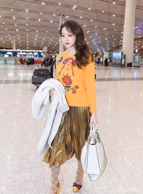 伊能靜近照曝光,一身玄色緊身連衣裙絕對是抗老界的「精英」,51歲硬是「嫩」成了30歲的既視感,網友:太美了