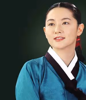 51歲李英愛不打針不整容，素顏照暴露真實狀態，五官精緻秀氣蘋果肌超飽滿，網友：這才是自然老去的模樣