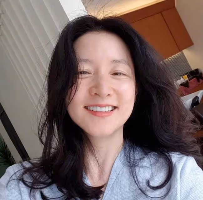 51歲李英愛不打針不整容，素顏照暴露真實狀態，五官精緻秀氣蘋果肌超飽滿，網友：這才是自然老去的模樣