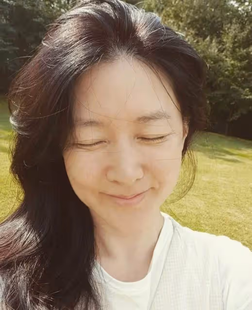 51歲李英愛不打針不整容，素顏照暴露真實狀態，五官精緻秀氣蘋果肌超飽滿，網友：這才是自然老去的模樣