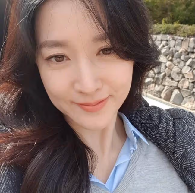 51歲李英愛不打針不整容，素顏照暴露真實狀態，五官精緻秀氣蘋果肌超飽滿，網友：這才是自然老去的模樣