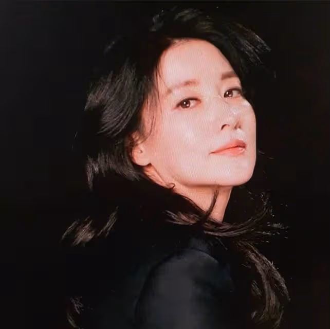 51歲李英愛不打針不整容，素顏照暴露真實狀態，五官精緻秀氣蘋果肌超飽滿，網友：這才是自然老去的模樣