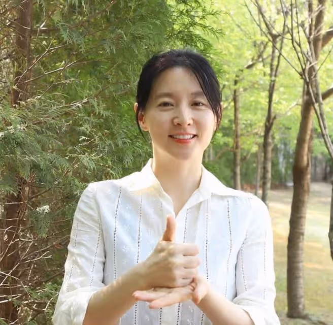 51歲李英愛不打針不整容，素顏照暴露真實狀態，五官精緻秀氣蘋果肌超飽滿，網友：這才是自然老去的模樣