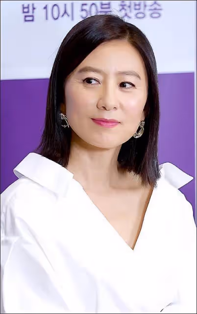 51歲李英愛不打針不整容，素顏照暴露真實狀態，五官精緻秀氣蘋果肌超飽滿，網友：這才是自然老去的模樣