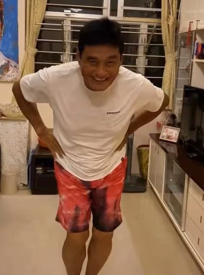 64歲香港戲骨久居內地,愜意逛路邊攤無人識,一天吃三餐僅花10元,網友:我都比他奢侈!