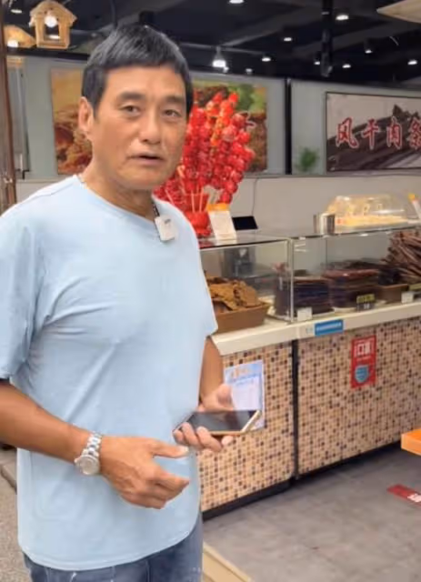 64歲香港戲骨久居內地,愜意逛路邊攤無人識,一天吃三餐僅花10元,網友:我都比他奢侈!