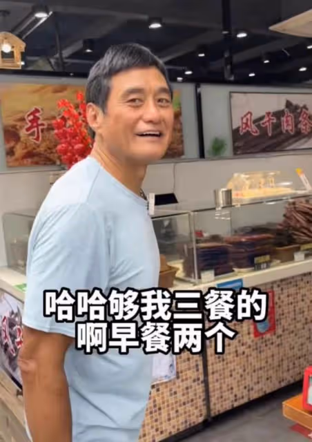 64歲香港戲骨久居內地,愜意逛路邊攤無人識,一天吃三餐僅花10元,網友:我都比他奢侈!