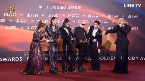 金曲獎/他走紅毯忘拉拉鏈「裡面顏色全被看光」!尷尬畫面全播出