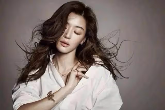 完美乾淨女明星代表全智賢,紅足20年還嫁入青梅竹馬豪門家