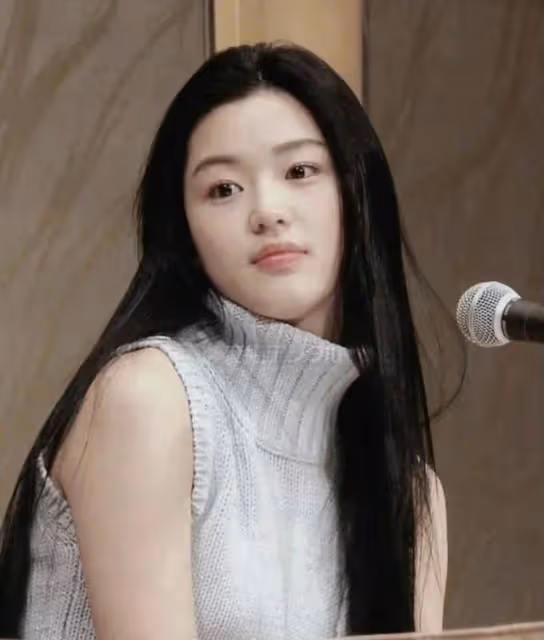 完美乾淨女明星代表全智賢,紅足20年還嫁入青梅竹馬豪門家