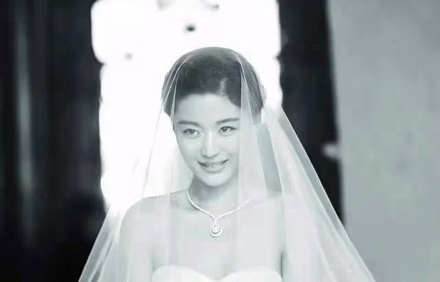 完美乾淨女明星代表全智賢,紅足20年還嫁入青梅竹馬豪門家