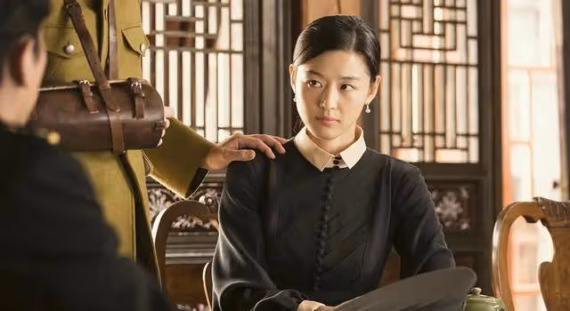 完美乾淨女明星代表全智賢,紅足20年還嫁入青梅竹馬豪門家
