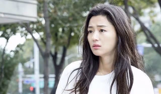 完美乾淨女明星代表全智賢,紅足20年還嫁入青梅竹馬豪門家